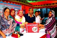 পলাশে অসহায় হতদ্ররিদ্র মহিলাদের মাঝে সেলাই মেশিন বিতরণ