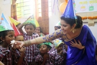 অনাথ শিশুদের সাথে নিজের জন্মদিন পালন করলেন পরীমনি, খাওয়ালেন নিজ হাতে