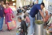 বিয়েতে ৩০০ দরিদ্রকে খাইয়ে নজির গড়লেন এই বাঙালি দম্পতি!