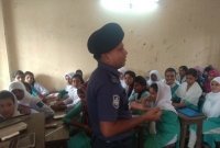 অবসর পেলেই বিভিন্ন স্কুলের শিক্ষার্থীদের ক্লাস নিতে ছুটে যান এএসপি