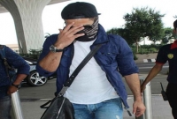 বিমান বন্দরে নেমেই কেন মুখ ঢাকলেন শাহিদ কাপুর?