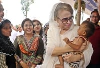 রোহিঙ্গা নারীর মুখে নির্যাতনের বর্ণনা শুনে আবেগ আপ্লুত খালেদা জিয়া রোহিঙ্গা নারীর মুখে নির্যাতনের বর্ণনা শুনে আবেগ আপ্লুত খালেদা জিয়া