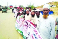 রোহিঙ্গাদের হাতে হাতে বিএনপির ব্যানার