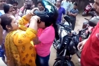 ১২ দিন বাড়িতে বন্দি অভুক্ত মা! বেড়াতে যাওয়া মেয়েকে উত্তম-মধ্যম দিলেন প্রতিবেশীরা