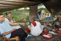 রাজশাহীতে খুব সাধারণ একটা রুটির দোকানে বসেই কালাই রুটি খেলেন ওবায়দুল কাদের