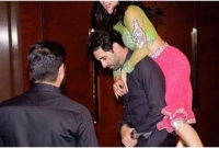 হঠাৎ ড্যানিয়েলের কাঁধে উঠে পড়লেন সানি লিওন!