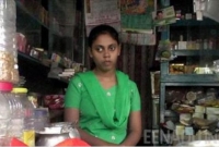 পেটের দায়ে পানের দোকানে কাজ করছে এমএ-বিএড করা যুবতী