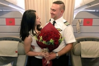  মাঝ আকাশেই যাত্রীকে বিয়ের প্রস্তাব বিমান চালকের!