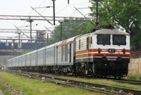  মেয়ে হয়ে জন্মানোর খেসারত, ট্রেন থেকে চার বোনকে ফেলে দিলেন বাবা!