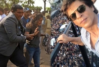 জন্মদিনে শাহরুখকে দেখতে এসে ভক্তদের কী মূল্য দিতে হল জানেন?