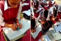 যে স্কুলের শিক্ষার্থীরা দুই হাতে লেখে