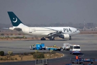 মাঝপথে যাত্রীদের বিমান থেকে নামিয়ে দিয়ে বলে ‘আপনারা বাসে করে বাড়ি চলে যান’