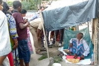 ছেলে-বউয়ের অত্যাচারে ফুটপাথে ৯০ বছরের বৃদ্ধ বাবা!