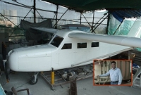 বাড়ির ছাদে প্লেন বানালেন পাইলট!