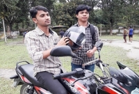 হেলমেট ছাড়া স্টার্ট নিবে না মোটরসাইকেল! উদ্ভাবন সপ্তম সেমিস্টারের ছাত্র মতিউর রহমানের
