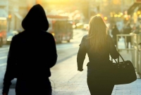 ইন্দোনেশিয়ান যুবতীকে জাপটে ধরলো এক বাংলাদেশি যুবক, অতঃপর...