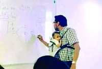  সন্তান বুকে নিয়ে শিক্ষকের ক্লাস ফেসবুকে তোলপাড়