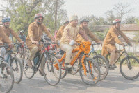 বরবেশে সাইকেল চালিয়েই গেলেন বিয়ে করতে