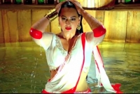 গোসলের দৃশ্য ভাইরাল, সমালোচনার মুখে সোনাক্ষী