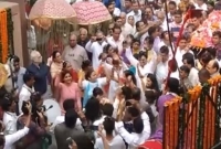 যে কারণে বাবার মৃত্যুতে নেচে গেয়ে আনন্দ করছেন কন্যারা