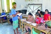 লুঙ্গি ও টি শার্ট পরে ক্লাস নিচ্ছেন শিক্ষক