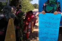 গভীর রাতে মেয়েদের হলে ‘পুরুষ পুলিশ’, প্রতিবাদ করায় হুমকি