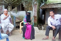 বিদেশ ফেরত প্রেমিকের বাড়িতে বিয়ের দাবিতে প্রেমিকার অবস্থান