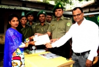 পলাশে আনসার ভিডিপির প্রশিক্ষনার্থীদের সনদপত্র ও নগদ অর্থ বিতরণ