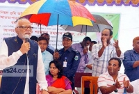 বৃষ্টিতে ভিজলেন মন্ত্রী, দেহরক্ষীকে বললেন 'ছাতার দরকার নেই'