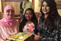 মধ্যের মেয়েটি কে, ফেসবুকে চলছে জল্পনা কল্পনা