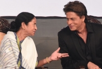 মুখ্যমন্ত্রী মমতাকে পা ছুঁয়ে সালাম করলেন শাহরুখ খান