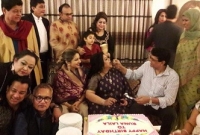 রুনার জন্মদিনে গাইলেন অভিনেতা আলমগীর