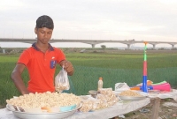 বাদাম বিক্রি করে বোনকে অফিসার বানাতে চাই: কিশোর আবদুল্লাহ