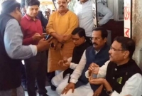 রাস্তার পাশে চা খেয়ে হাজার টাকা বকশিশ সেতুমন্ত্রীর