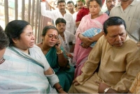 রাস্তায় বসে কেঁদেছিলেন মমতা   রাস্তায় বসে কেঁদেছিলেন মমতা