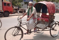 আমার দাদার বয়সী সেই রিক্সামামা হাত তুলে কেঁদে কেঁদে দোয়া করলো সেই আপুর জন্য