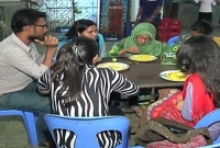 ঢাবিতে ২০ টাকায় খিচুড়ি-মাংস, ১ টাকায় মিলছে চা!