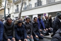 প্যারিসের রাস্তায় নামাজ আদায়ে নিষেধাজ্ঞা