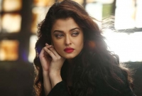 ‘দয়া করে ছবি তুলবেন না’ বলেই কেঁদে ফেললেন ঐশ্বরিয়া রাই