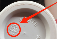 বোতলের তলায় ত্রিকোণ চিহ্নটা কখনও খেয়াল করেছেন, জানেন কি এর অর্থ?