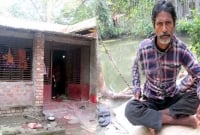 পুকুর পাড়ে বাবাকে শিকলে বেঁধে দালানে ঘুমান পুত্র-পুত্রবধূ