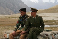 পাকিস্তানী সেনার সাথে হাত মেলাচ্ছে চীনা সেনা