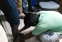 ইভ টিজিং’করে ফেঁসে গেলেন যুবক অত:পর পা ধরে রক্ষা!