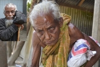 অন্ধ ছেলের জন্য ভিক্ষা করেন শতবর্ষী ফুলজান!