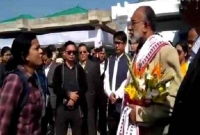 রেগে গিয়ে মন্ত্রীর দিকে তেড়ে গেলেন ক্ষুব্ধ যুবতী!