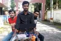 মাস্টার্স পড়ুয়া এক ভ্যানচালকের গল্প!