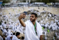 হজ ও ওমরায় ’সেলফি’তে নিষেধাজ্ঞা জারি করল সৌদি সরকার