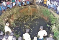 কুয়ায় ঝাঁপ দিয়ে ৪ ছাত্রীর আত্মহত্যা কুয়ায় ঝাঁপ দিয়ে ৪ ছাত্রীর আত্মহত্যা