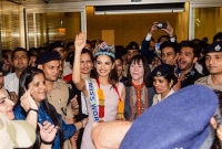 বিশ্বজয় করে ভারতে ফিরলেন মানুসী, গভীর রাতেও বিমানবন্দরে উপচে পড়া ভিড়