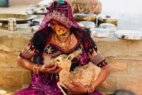 জানেন, কেন হরিণছানাকে স্তন পান করান এই সম্প্রদায়ের মহিলারা?